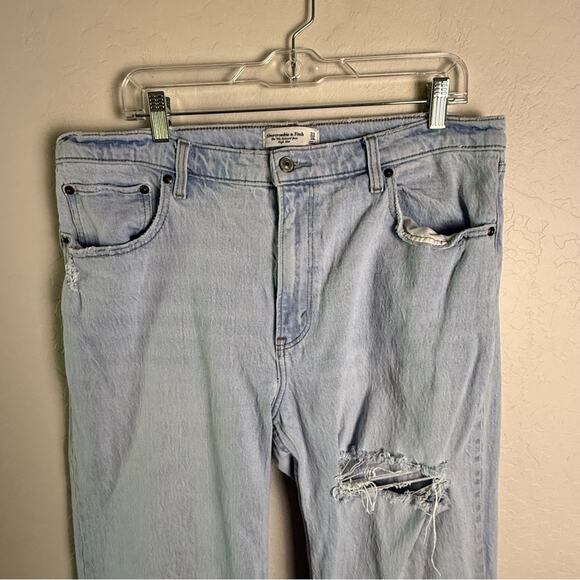 Abercrombie & Fitch The 90's Relaxed Jean High Rise Light Wash Distressed 33 16R - Picture 3 of 14